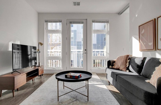 Luxe 2B w/W/D, Gym, Rooftop. Steps from T stop by Blueground