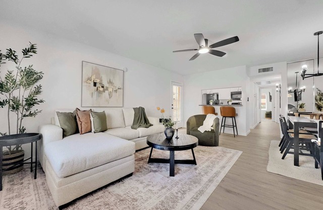 Luxe 2BR Condo Next to Pool, Trails & Mountain