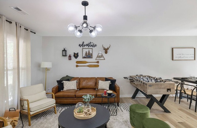 LUXE 3BR that Sleeps 6 w. a Backyard Oasis. Free Late Checkout for 3+ Nights.