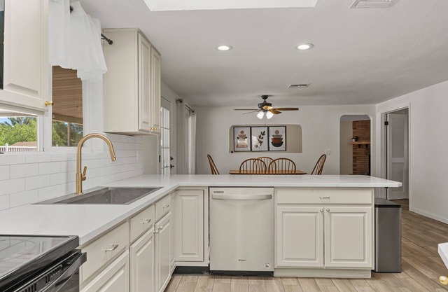 ☀️LUXE 4BR/2BTH Mountain View vacation Pool & Grill Central LOC Private