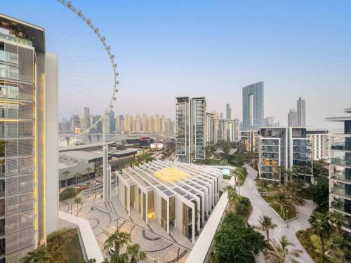 Luxe 5BR Retreat Stunning Eye of Dubai Views in Prime Bluewaters