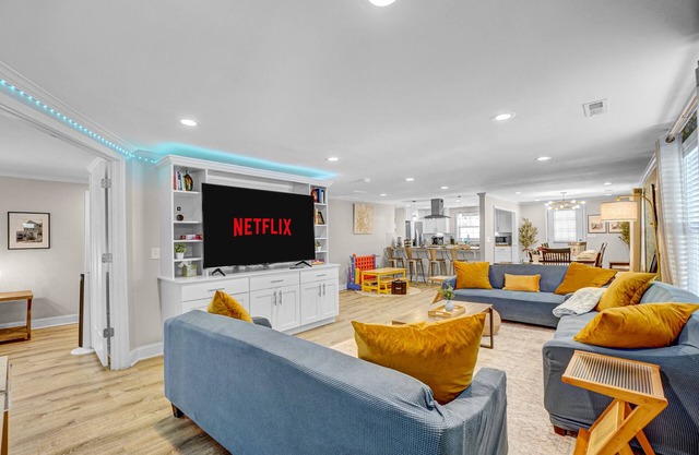 Luxe 6-BDRM Ranch Gazebo & Movie Nights