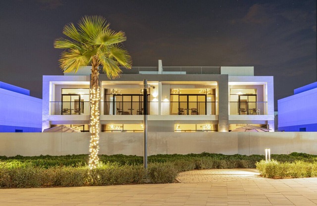 Luxe 6BR Semi-Detached Villa Steps from the Lagoon