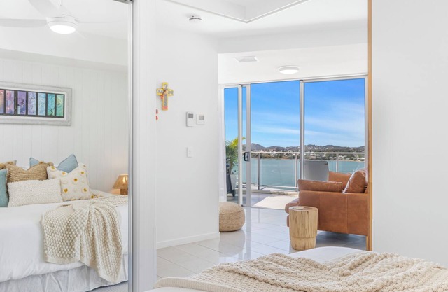 'Luxe at Oshen' - Top floor 1 bedroom stylish apartment in the heart of Yeppoon.