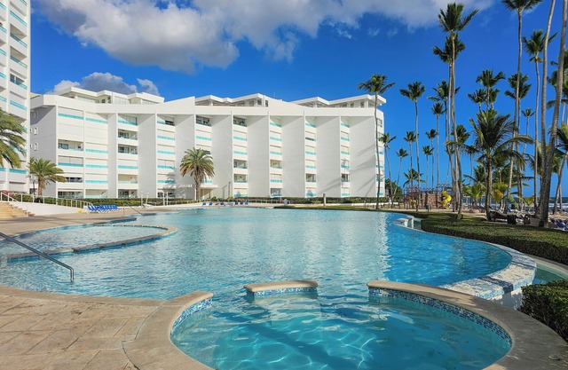 Luxe Beachfront Retreat – Pool & Private Beach – Gym and Sauna