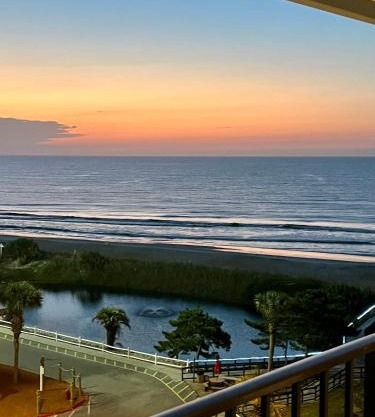 Luxe by the Sea - 5-Star Beachfront Escape