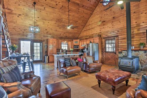 Luxe Cabin with Hot Tub on 5 Acres in Pearcy!