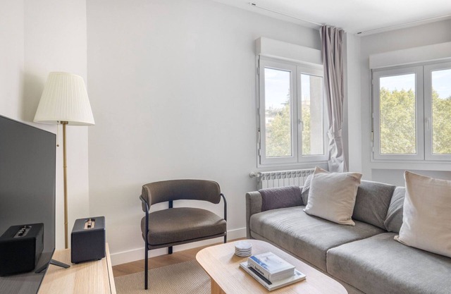 Luxe Castellana 2BR w/Doorman, nr Restaurants, by Blueground