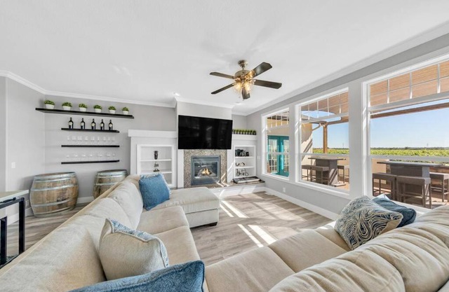 Luxe & Comfy Vineyard Estate ~ Breathtaking Views!