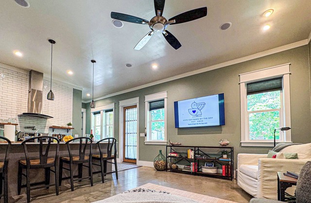 Luxe Cottage|King Suite|Garden Oasis|Walk Downtown