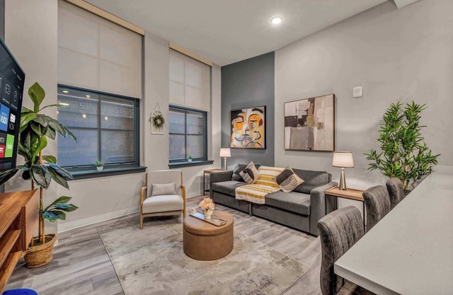 Luxe Flat w/Heated Pool & Sauna Gym Heart of DT