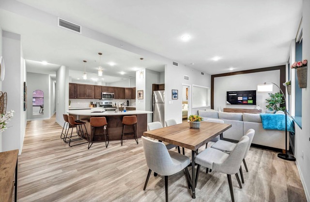 Luxe Flat w/Heated Pool & Sauna Gym Heart of DT