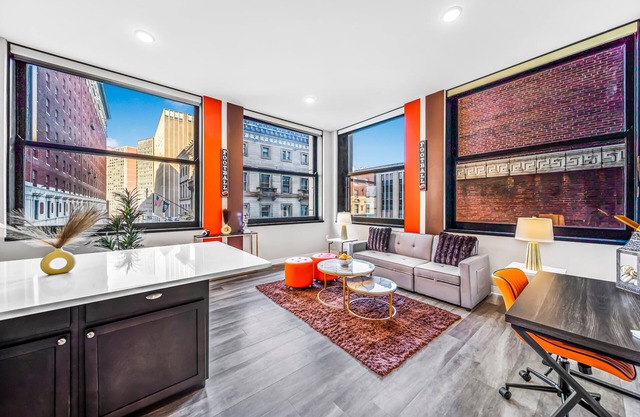 Luxe Flat w/Heated Pool & Sauna Gym Heart of DT