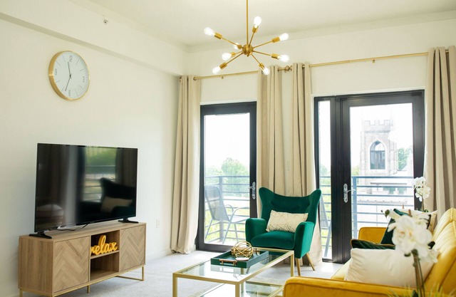 Luxe High Rise Uptown Condo |Free Wi-Fi | Secure Building | Free Parking