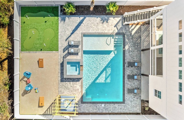 Luxe Home w/Htd Pool & Spa,Elevator, Putting Green, Tiki Bar, Arcade Games& MORE