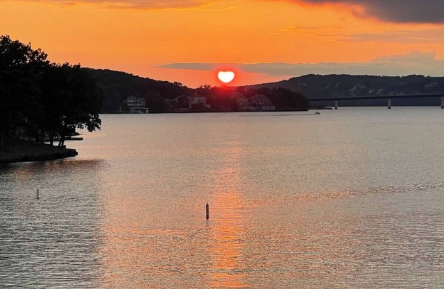 Luxe Lakefront, King & Queen Bed Suites, Sunset, Pools, Boat Slip, 1,786 sqft!