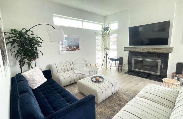 Luxe large 2BR, Steps to Beach w Roof Deck & Free Parking, Excellent Location!