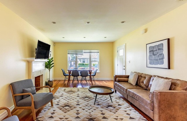 Luxe Menlo Park 4BR w/Patio & Yard, nr Tech HQ & Hikes, by Blueground