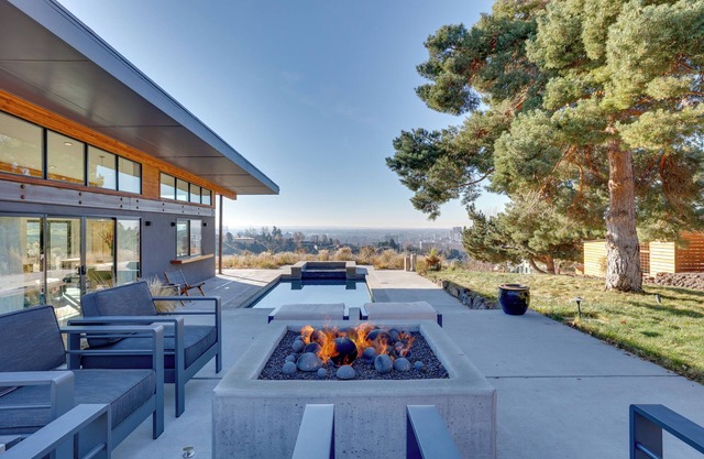 Luxe, Modern Studio w/Sweeping City Views!