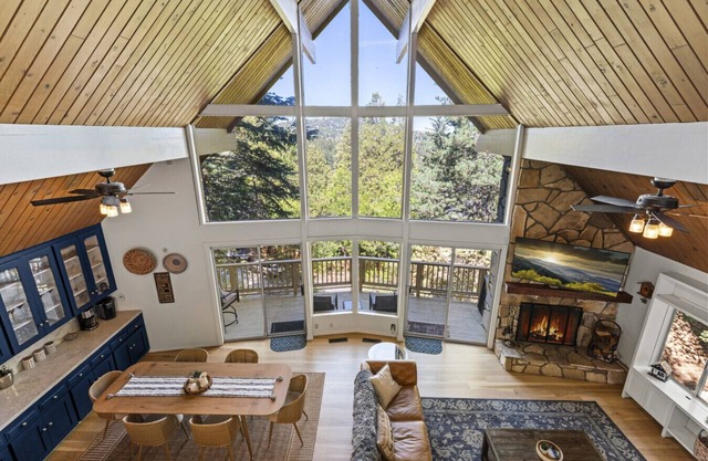 Luxe Mountain Retreat! Lake & Village Close! Game Room- AC- BACK UP Generator!