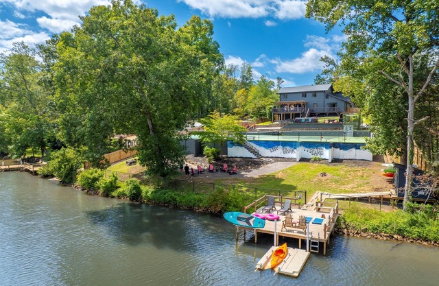 Luxe Private Lakefront- Heated Swimspa, Pickleball/Basketball, Kayaks, Gameroom