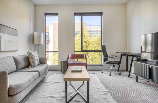 Luxe Santana Row 1BR w/Pool & Gym, 10 mins to Google, by Blueground