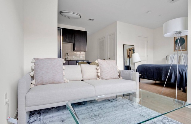 Luxe studio w/W/D, Gym, Rooftop. Steps from T stop by Blueground