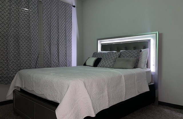 Luxe Townhome Apt 20 Min to Airport!