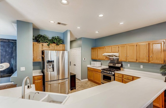 Luxe Vegas Oasis - Sleeps 10 - 5 Plush Beds - 15 min from Strip