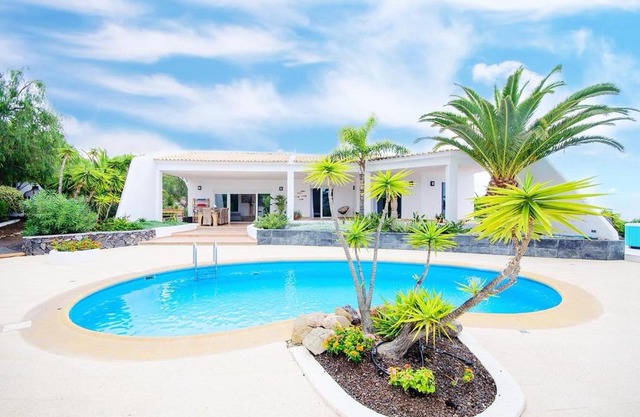 Luxe Villa with Private Pool, Jacuzzi and Spectacular Views