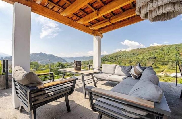 LUXO Casa Valle de Bravo con jacuzzi y espectacular Vista al Lago