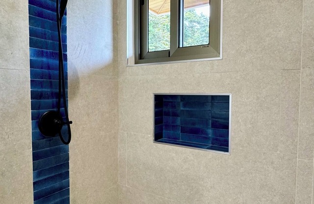 Luxury 4-bedroom villa 3 minutes walk to town and Playa Negra