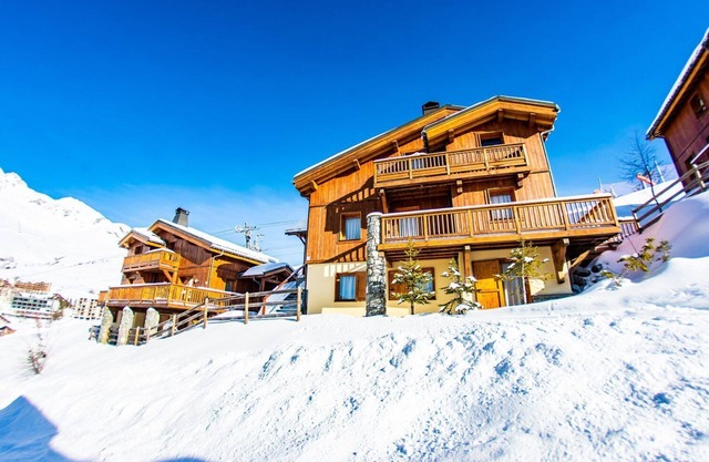 Luxury chalets (12p) 5 bed- and 3 bathrooms. Center of Saint François Longchamp with ski-in & out.