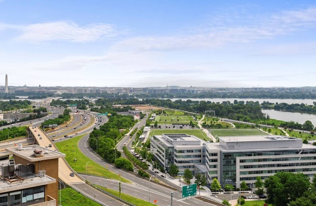 LUXURIOUS | 1BD 1 DEN | NEXT TO METRO & DC