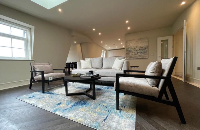 luxurious, 2 bed, 2 bath penthouse apartment in highly desirable Chigwell CHCL F8