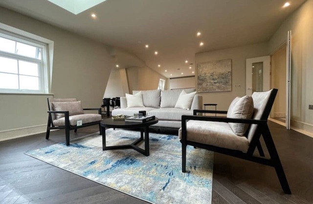 Luxurious 2 BR, 2 BA Apt, Desirable Chigwell