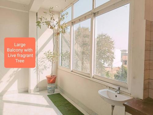 Luxurious 2BHK AC studio apt 20 minutes from Ghats