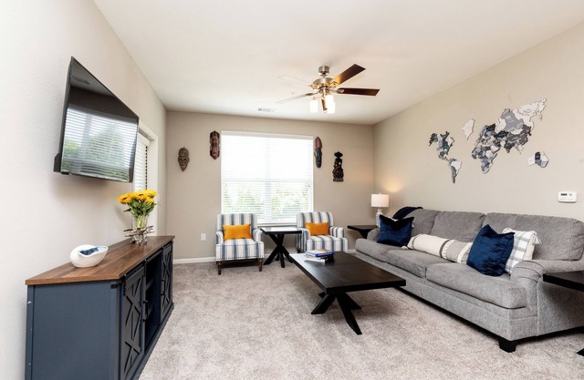 Luxurious 2BR/2BA apartment near shopping, dining, and the airport