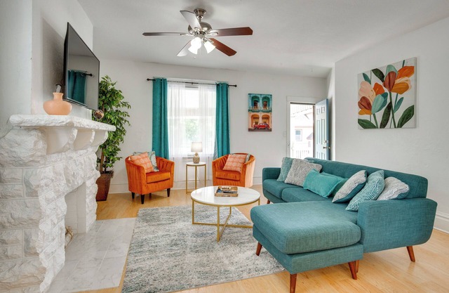 Luxurious 2BR Kansas City Condo Near Downtown