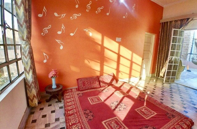 Luxurious 3 bedroom house with kitchen and living area