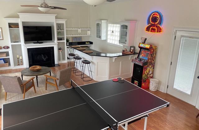 Luxurious 3 BR/2 BA w/Patio Deck, Wet Bar, Ping-Pong, Arcade, & King Bed