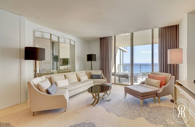 Luxurious 5 Star Beachfront Paradise 2 Balconies