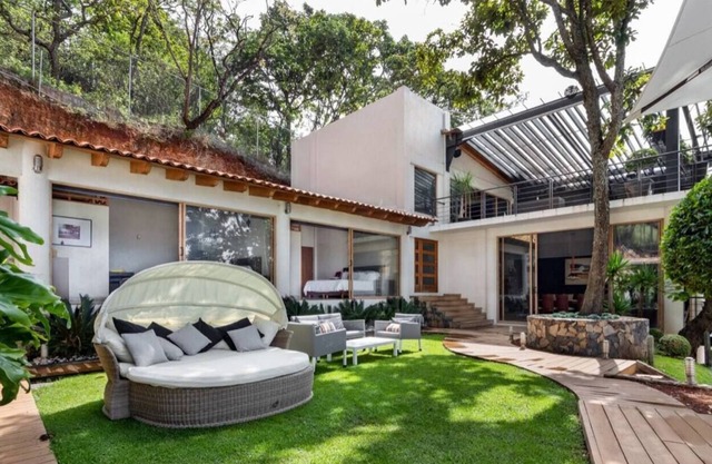 Luxurious and spacious house with pool