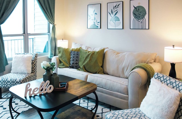 Luxurious Apartment in the Heart of Downtown Louisville! King Bed, Pool, Gym!