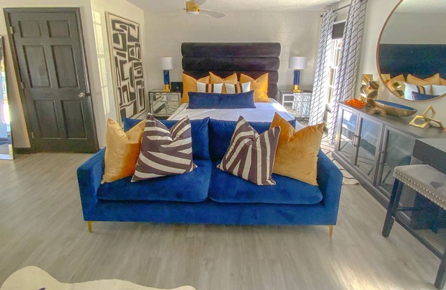 Luxurious Apt Private Entrance & Heated Pool