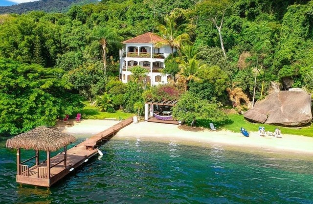 Luxurious beach house in the natural park of Costa da Lagoa