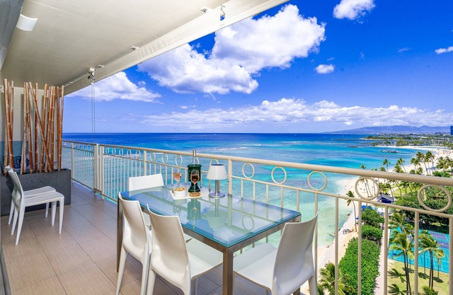 Luxurious Beachfront Condo with Spectacular Ocean Views! FREE Parking!