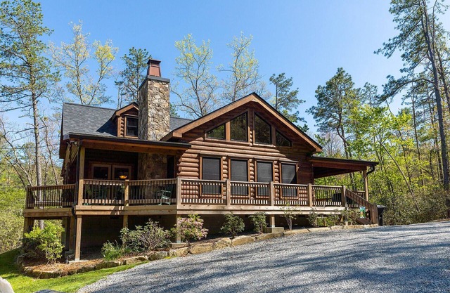 Luxurious Cabin in DuPont State Forest near trails and recreation.
