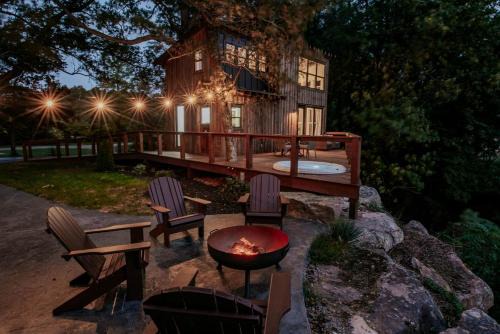 Luxurious Cabin with Jacuzzi and Breathtaking Views in Georgia