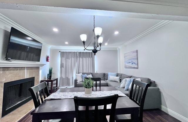 Luxurious Condo: 1/4mi Walk2Disney, Comm. Pool/Spa